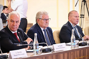 Губернатор вручил награды жителям Саратовской области